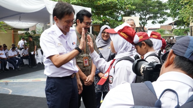 Direktur Utama KAI, Bobby Rasyidin memberikan bantuan paket sekolah di wilayah Jateng