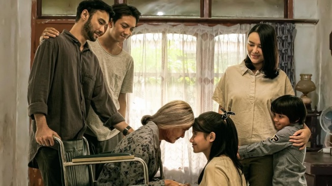 Dibuang ke Panti Jompo setelah Besarkan Anak, Kisah Pilu Nirina Zubir di Film Jangan Buang Ibu