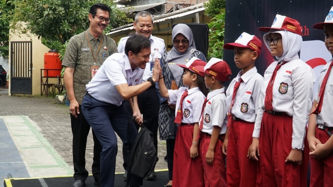Direktur Utama KAI, Bobby Rasyidin memberikan bantuan paket sekolah di wilayah Jateng
