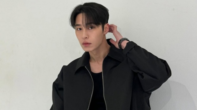 4 Padu Padan OOTD Warna Monokrom ala Lee Jae Wook, Buat Gaya Lebih Menawan!