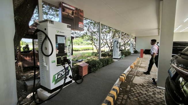 Head of Aftersales PT BYD Motor Indonesia, Ubaedilah (kiri) pada Jumat (13/3/2026) mengatakan fasilitas SPKLU fast charging di Posko Mudik BYD hanya bisa dinikmati oleh konsumen. [Suara.com/Liberty Jemadu]