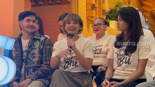 Nirina Zubir menceritakan tentang perannya dalam film Jangan Buang Ibu di kawasan Senayan, Jakarta Pusat, Jumat (13/3/2026). [Rena Pangesti/Suara.com]