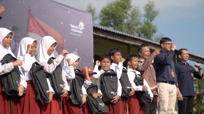 TelkomGroup menyalurkan sebanyak 2.500 paket perlengkapan sekolah kepada para siswa di wilayah Kalimantan Utara (Dok: Telkom)