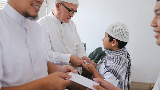 Cara Menjawab 'THR-nya Mana?' Begini Respons Tetap Sopan dan Mudah Dipahami