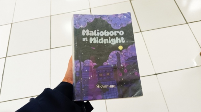 Jangan Menarik Cinta saat Kesepian: Bercermin di Buku Malioboro at Midnight