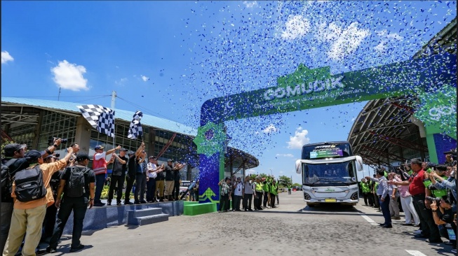 Dalam mudik gratis Gojek untuk Lebaran 2026, para mitra berangkat dari Terminal Terpadu Pulo Gebang menuju kampung halaman masing-masing menggunakan armada bus yang nyaman (Dok: Istimewa)
