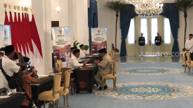Sebelum Sidang Kabinet, Prabowo dan Menteri-menteri Bayar Zakat di Istana Negara