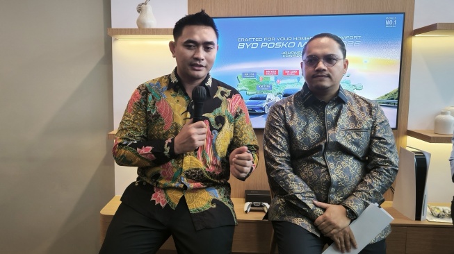 Head of Aftersales PT BYD Motor Indonesia, Ubaedilah (kiri) pada Jumat (13/3/2026) mengatakan fasilitas SPKLU fast charging di Posko Mudik BYD hanya bisa dinikmati oleh konsumen. [Suara.com/Liberty Jemadu]