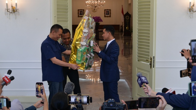 Bertemu di Istana Wapres, Gibran Rangkul dan Beri Hampers Lebaran Rismon Sianipar