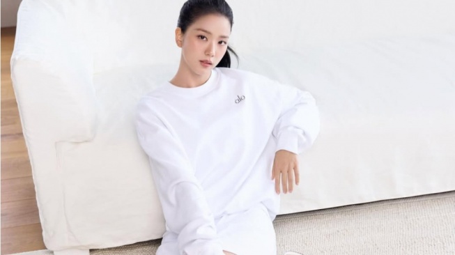4 Inspirasi Outfit Sporty ala Jisoo BLACKPINK yang Tetap Chic