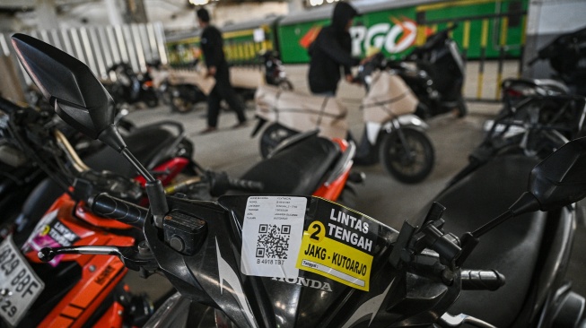 Pekerja mendorong sepeda motor milik peserta Mudik Motor Gratis (Motis) 2026 saat dilakukan penataan di Stasiun Jakarta Gudang, Jakarta, Kamis (12/3/2026). [ANTARA FOTO/Fauzan/wsj]