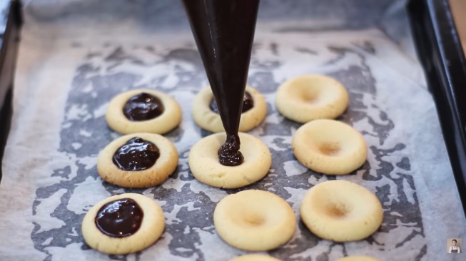 Thumbprint Cookies Cokelat (YouTube/Devina Hermawan)