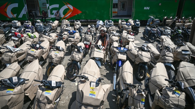 Pekerja menyiapkan sepeda motor milik peserta Mudik Motor Gratis (Motis) 2026 sebelum dilakukan pengiriman di Stasiun Jakarta Gudang, Jakarta, Kamis (12/3/2026). [ANTARA FOTO/Fauzan/wsj]