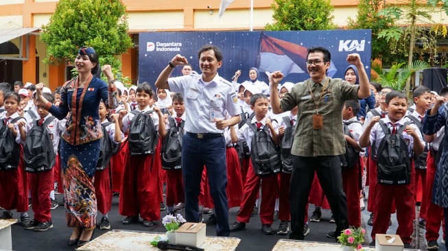 Direktur Utama KAI, Bobby Rasyidin memberikan bantuan paket sekolah di wilayah Jateng