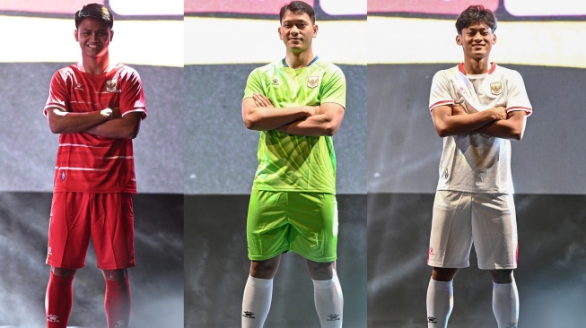 Pesepak bola Timnas Indonesia Hokky Caraka (kiri), penjaga gawang Timnas Futsal Indonesia Ahmad Habiebie (tengah) dan pesepak bola Timnas Indonesia U-17 Mierza Firjatullah (kanan) berpose menggunakan jersi terbaru Timnas Indonesia saat peluncurannya di Kompleks Gelora Bung Karno, Senayan, Jakarta, Kamis (12/3/2026). [ANTARA FOTO/Fauzan/wsj]
