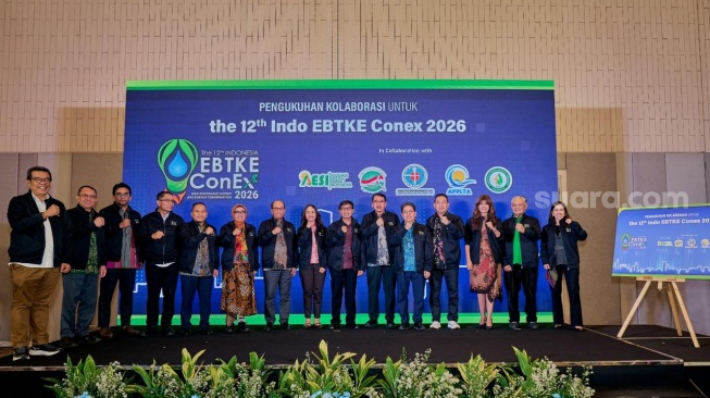Direktorat Jenderal Energi Baru, Terbarukan, dan Konservasi Energi (EBTKE) Kementerian Energi dan Sumber Daya Mineral (ESDM), bersama dengan pemangku kepentingan utama sektor energi bersih meluncurkan The 12th IndoEBTKE ConEx 2026. [Suara.com/Yaumal] 