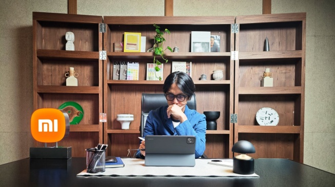 Angga Sasongko, sutradara sekaligus CEO Visinema dengan Xiaomi Pad 8 Series. [Xiaomi Indonesia]