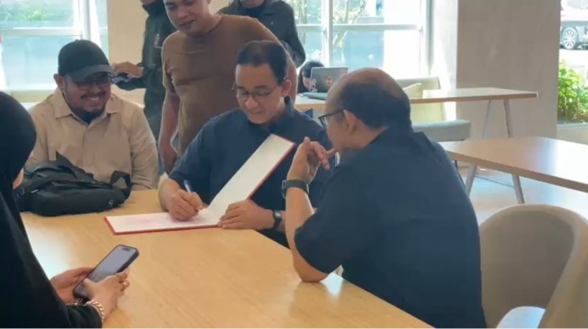 Anies Baswedan Tulis Surat Menyentuh untuk Aktivis KontraS Korban Penyiraman Air Keras