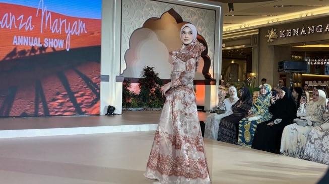 Koleksi Khanza Maryam di runway Ramadan Rhapshody, Pakuwon Mall Bekasi pada Minggu, 7 Maret 2026. (Suara.com/Dini Afrianti Efendi)