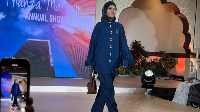 Koleksi Khanza Maryam di runway Ramadan Rhapshody, Pakuwon Mall Bekasi pada Minggu, 7 Maret 2026. (Suara.com/Dini Afrianti Efendi)