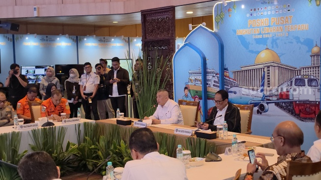 Menteri Perhubungan (Menhub), Dudy Purwagandhi, resmi membuka Posko Pusat Angkutan Lebaran Terpadu 2026 di Kantor Kementerian Perhubungan, Jakarta, Jumat (13/3/2026). [Suara.com/Fakhri]