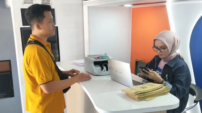 Pelayanan penukaran uang baru dari BRI di Semarang. 