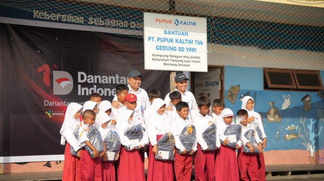 Peringati 1 Tahun Danantara, Pupuk Indonesia Group Salurkan Paket Perlengkapan Sekolah