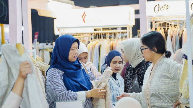 Anti Gerah! 7 Tips Pilih dan Padu Padan Baju Lebaran untuk Silaturahmi Seharian