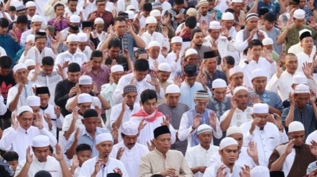 9 Barang yang Wajib Dibawa saat Salat Ied di Lapangan