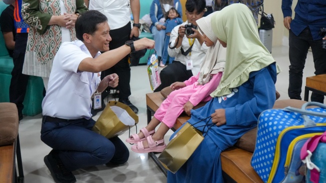Direktur Utama KAI Bobby Rasyidin melakukan peninjauan langsung ke sejumlah fasilitas pelayanan pelanggan di wilayah Daerah Operasi 3 Cirebon, Sabtu (14/3/2026). [Handout]