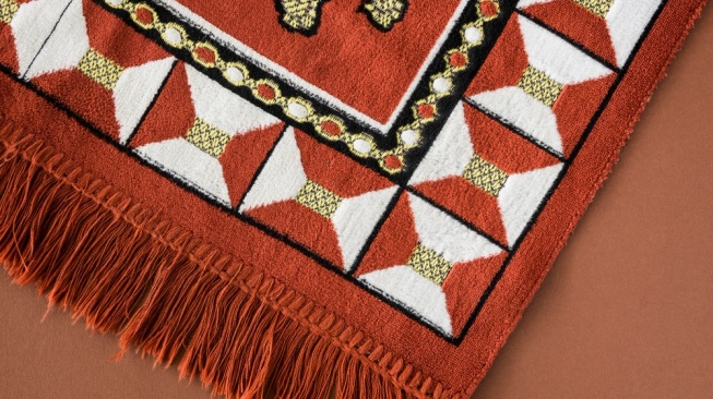 6 Rekomendasi Sajadah Travel Empuk dan Ringan, Ringkas Dibawa ke Mana Saja