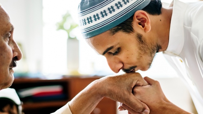 8 Etika Bersalaman dengan Orang yang Tidak Dikenal setelah Salat Ied