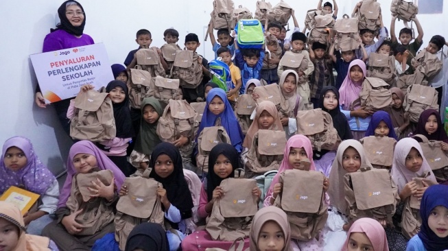 Anak-anak berfoto bersama seusai mengikuti program Jagoan Baca di ruang kelas SDIT An Nur, Meunasah Lhok, Pidie Jaya, Aceh, Jumat (13/3/2026). [Handout]