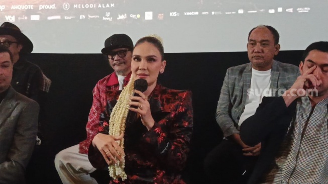 Konferensi pers Film Suzzanna: Dosa di Atas Dosa yang dihadiri para pemainnya seperti Luna Maya, Reza Rahadian, Clift Sangra, Aziz Gagap di Senayan, Jakarta Pusat pada Sabtu, 14 Maret 2026 [Suara.com/Rena Pangesti]