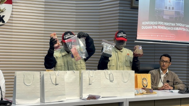 KPK Pamerkan Barang Bukti Uang Rp610 Juta Hasil Pemerasan THR di Cilacap