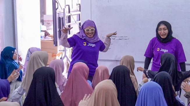 Corporate Brand Management Lead Bank Jago, Deviana (kiri) dan People Product Lead Bank Jago, Fitri Diana Sari saat program Jagoan Baca di ruang kelas SDIT An Nur, Meunasah Lhok, Pidie Jaya, Aceh, Jumat (13/3/2026). [Handout]