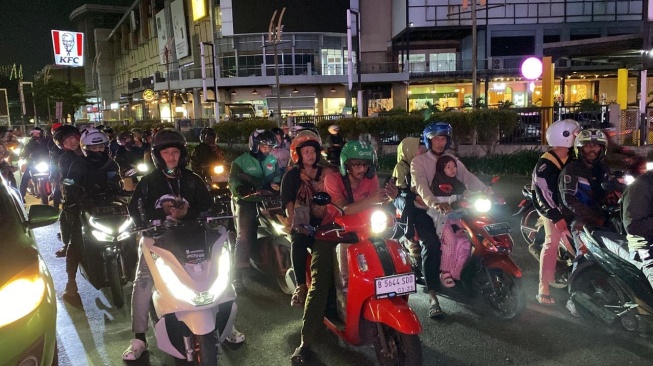 Siasat Pemudik Motor: Berangkat Malam Lewat Kalimalang Agar Tak Kepanasan dan Tetap Puasa