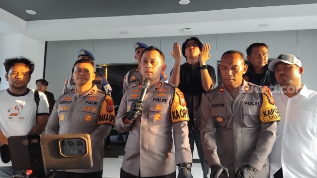 Kapolres Bogor, AKBP Wikha Ardilestanto [Tengah] [Andi Ahmad S/Suara.com]