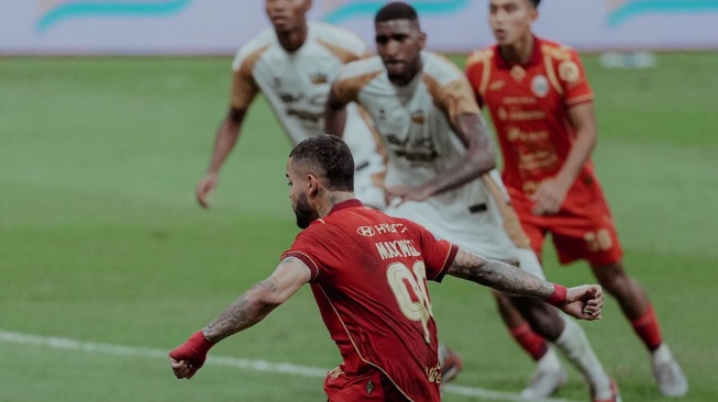 Cek update Klasemen Super League usai laga tunda pekan 21. Persib Bandung nyaman di pucuk, jaga jarak aman dari kejaran ketat Borneo FC dan Persija Jakarta. [Dok. Persija]