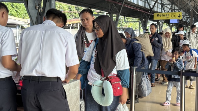 Di Tengah Hiruk Pikuk Pasar Senen, Hiburan Musik Jalanan Hibur Para Pemudik