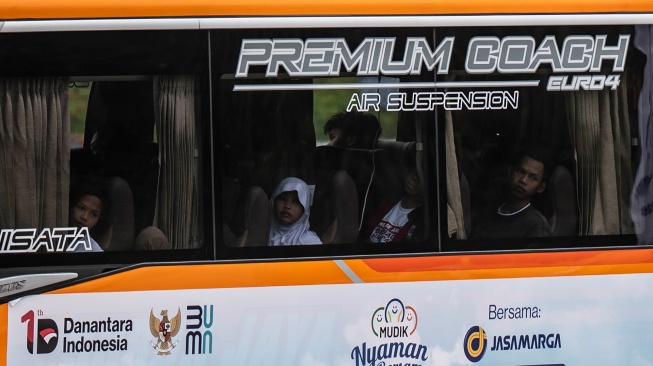 Pemudik berada di dalam bus saat memasuki Gerbang Tol (GT) Kalikangkung di Semarang, Jawa Tengah, Minggu (15/3/2026). [ANTARA FOTO/Aprillio Akbar/YU]