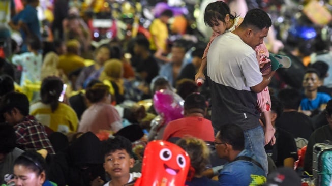 Sejumlah penumpang memenuhi geladak KM Prince Soya sebelum berlayar dari Pelabuhan Samarinda, Kalimantan Timur, Minggu (15/3/2026). [ANTARA FOTO/M Risyal Hidayat/wsj]
