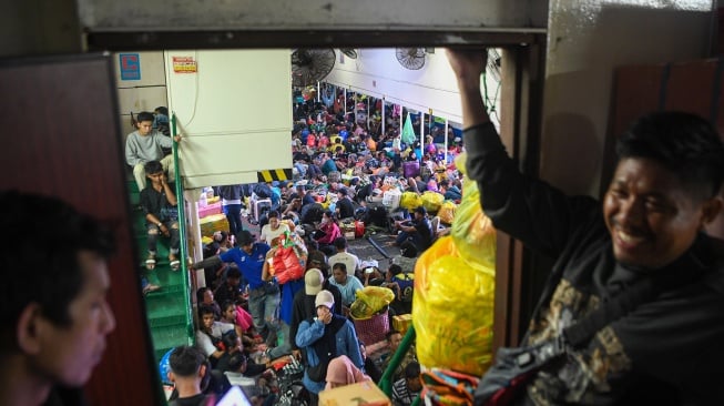 Sejumlah penumpang memenuhi geladak KM Prince Soya sebelum berlayar dari Pelabuhan Samarinda, Kalimantan Timur, Minggu (15/3/2026). [ANTARA FOTO/M Risyal Hidayat/wsj]
