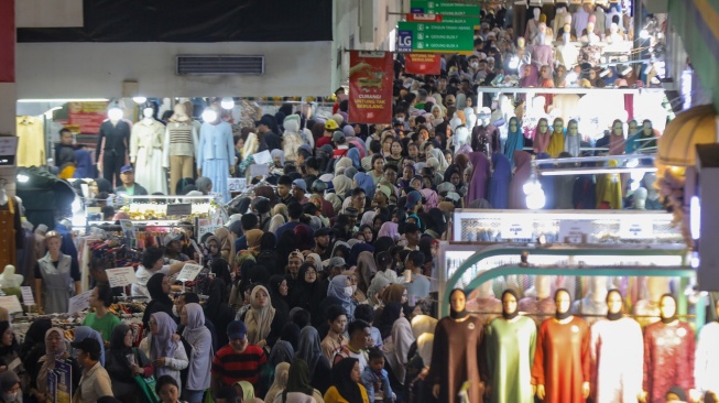 Pengunjung memadati Pasar Tanah Abang, Jakarta, Senin (16/3/2026). [Suara.com/Alfian Winanto]