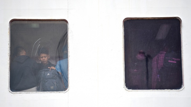 Sejumlah penumpang melihat dari jendela geladak KM Prince Soya sebelum berlayar dari Pelabuhan Samarinda, Kalimantan Timur, Minggu (15/3/2026). [ANTARA FOTO/M Risyal Hidayat/wsj]
