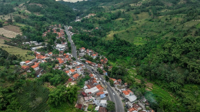 Foto udara suasana lalu lintas di Jalan Raya Nagreg, Kabupaten Bandung, Jawa Barat, Minggu (15/3/2026). [ANTARA FOTO/Bayu Pratama S/wpa]