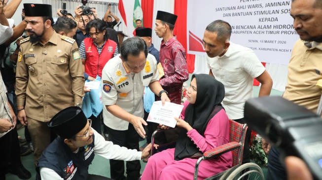 Kasatgas Tito dan Mensos Serahkan Bansos Tahap II Rp136 Miliar Untuk Korban Bencana di Sumatera