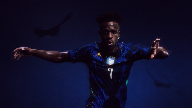 Vinicius Junior menggunakan jersey away Timnas Brasil untuk Piala Dunia 2026. [Dok. IG/Brasil]