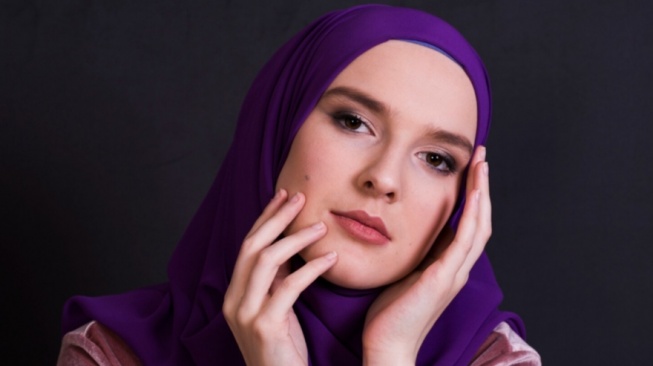 Apakah Boleh Salat Idulfitri Pakai Makeup? Ini Hukumnya Menurut Ulama (freepik)