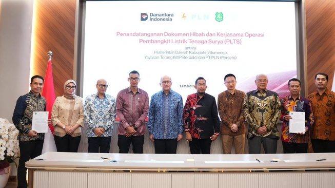 Danantara Indonesia Hibah PLTS Sumenep ke Pemda, PLN Siap Suplai Listrik Bersih Bagi 2.000 KK